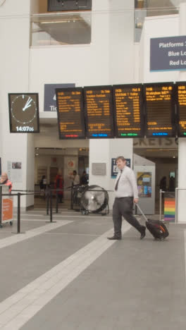 Vertikales-Video-Von-Fahrgästen-In-Der-Bahnhofshalle-Der-New-Street-Railway-Station-In-Birmingham